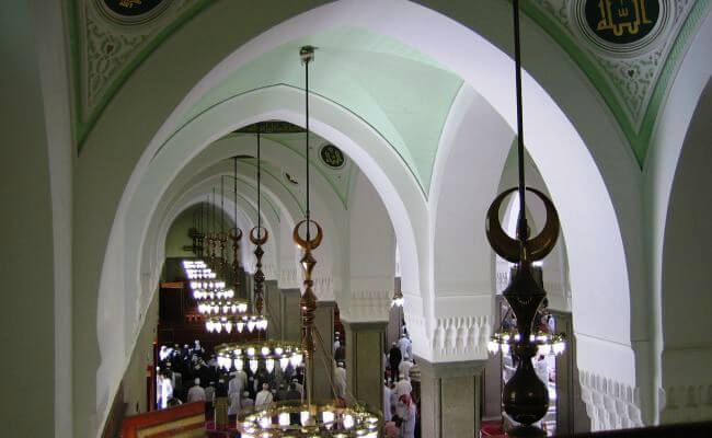 Masjid Quba Tampak Dalam 02